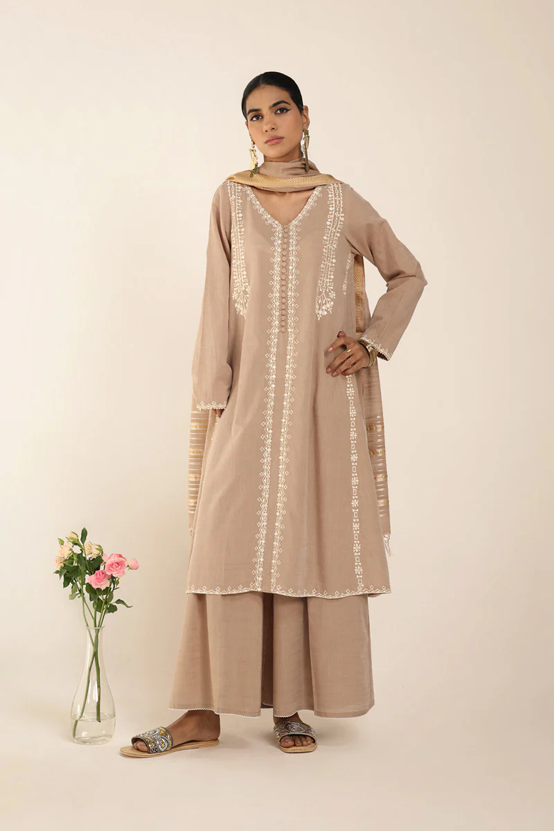 Aina Karigari Suit - Image 4