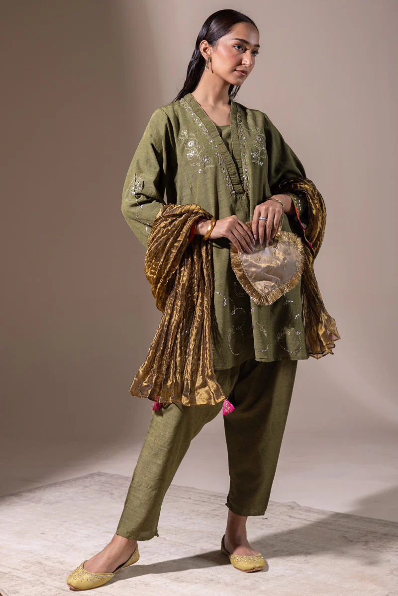 Golden Sequin Whisper Set - Image 8
